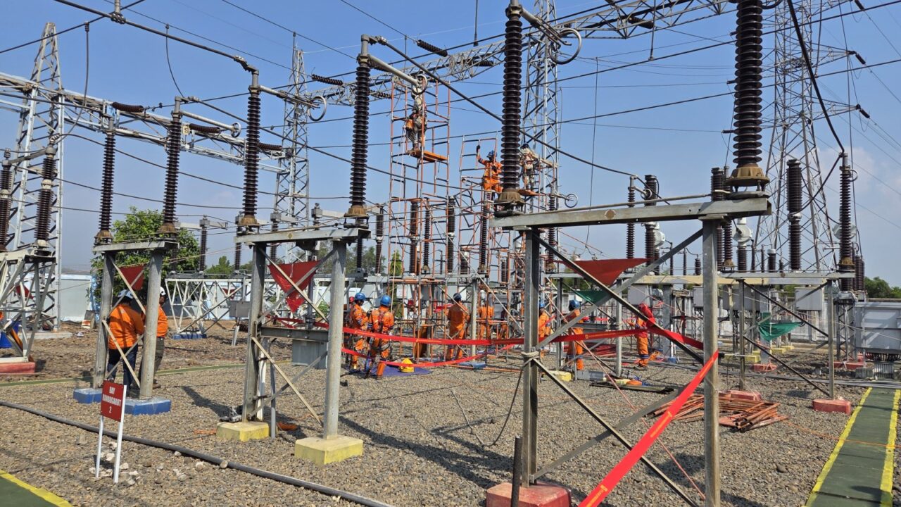 Dengan Semangat Kemerdekaan, Tim PLN Percepat Peningkatan Keandalan Listrik Melalui Uprating Peralatan di Gardu Induk 150 kV Kaliwungu
